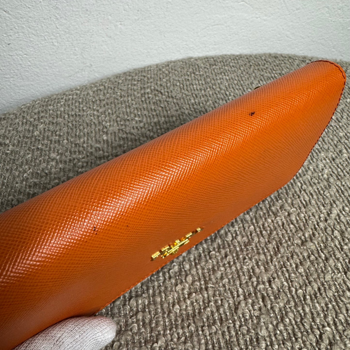Grand portefeuille Prada en cuir Saffiano orange