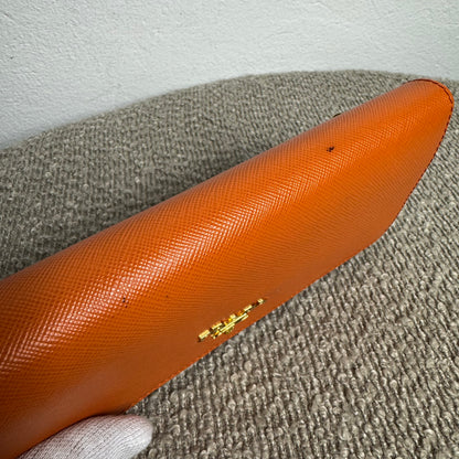 Grand portefeuille Prada en cuir Saffiano orange