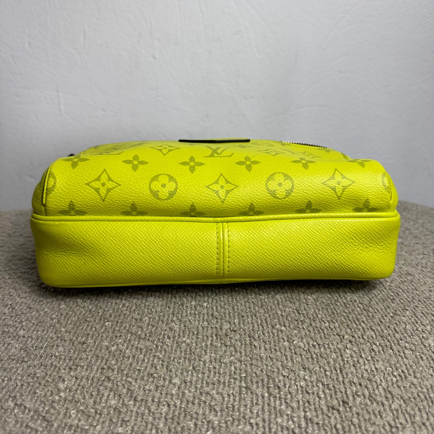 Louis Vuitton Outdoor Messenger Bag – Taïgarama Neon Gelb