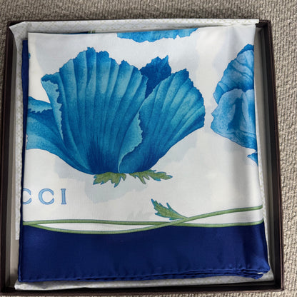 Foulard en soie Gucci "Blue Poppies" (Coquelicots bleus) avec bordure contrastée