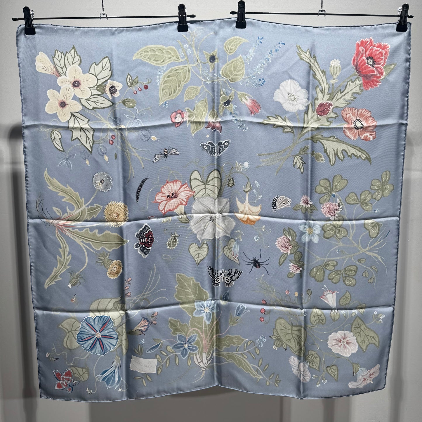Foulard en soie Gucci Flora "Jardin et Insectes" – Lavande/Bleu clair