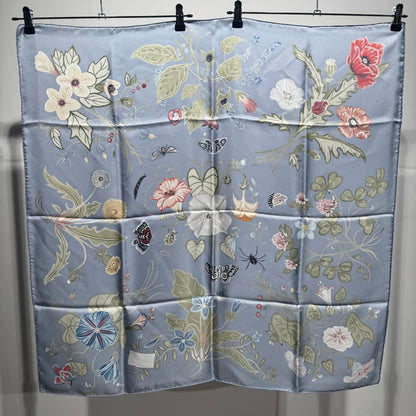 Foulard en soie Gucci Flora "Jardin et Insectes" – Lavande/Bleu clair