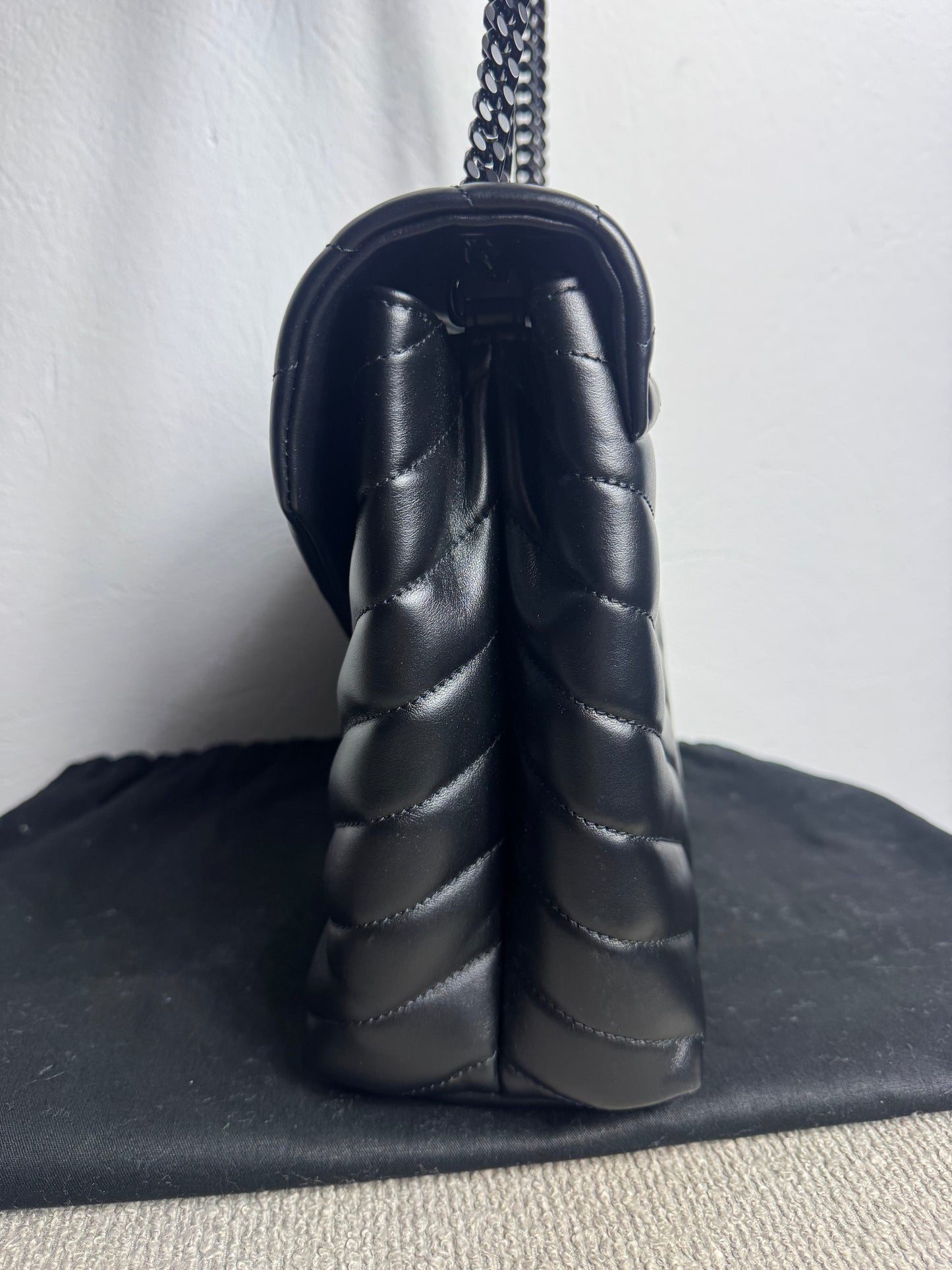 Yves Saint Laurent Loulou Medium – Schwarz mit schwarzer Hardware