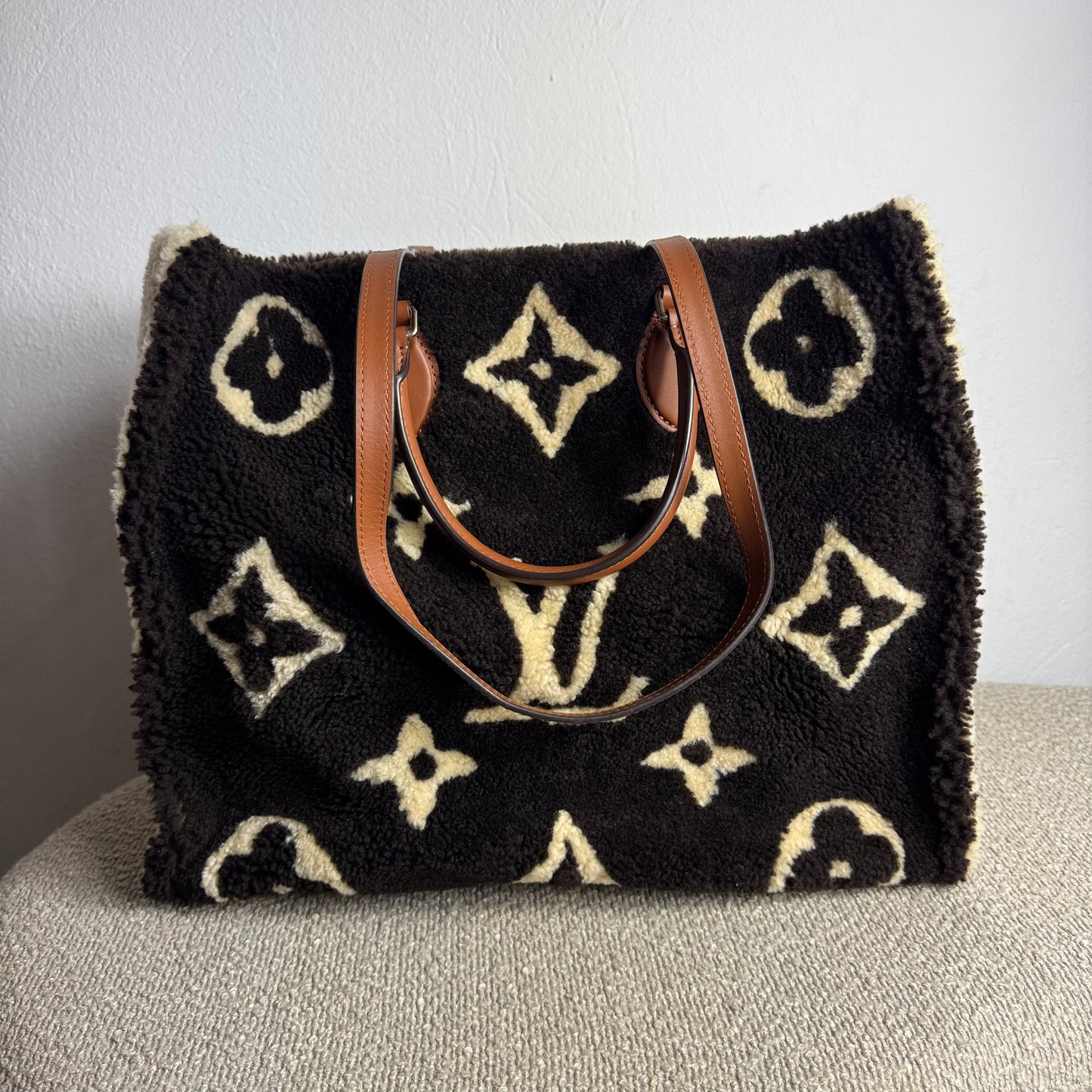 Louis Vuitton OnTheGo GM – Monogram Giant Teddy Schafsfell