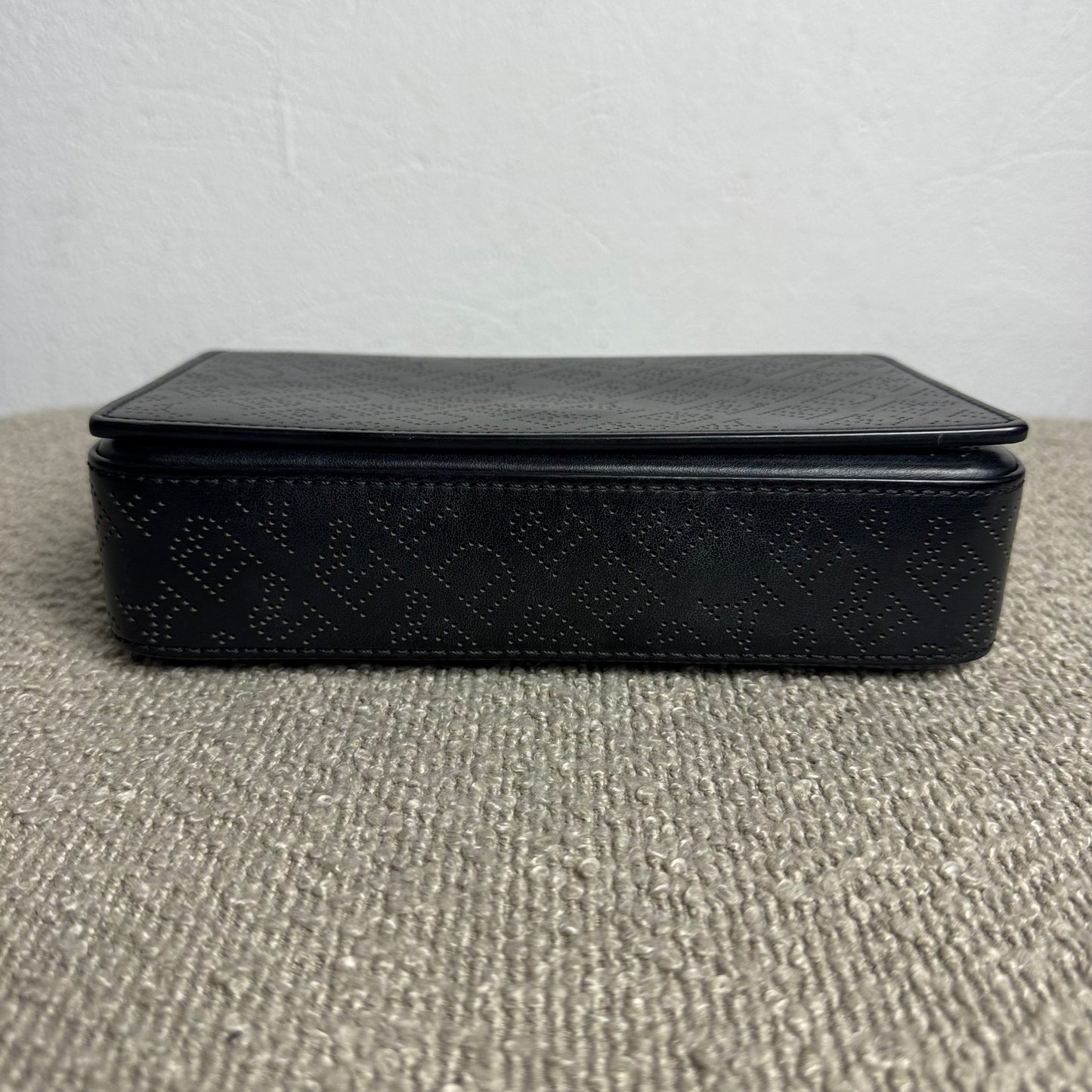 Burberry Perforated Leder Flap Shoulder Bag Schwarz