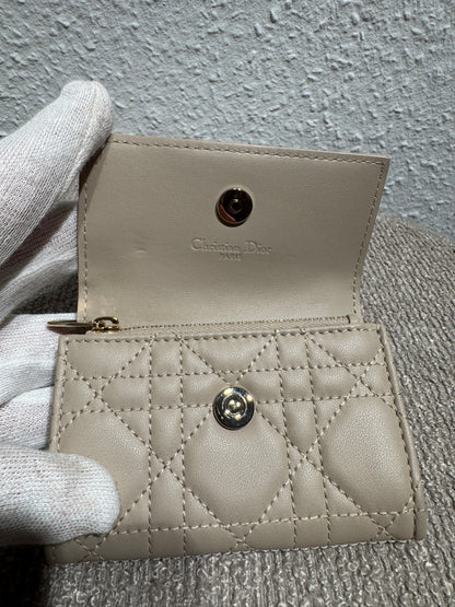 Christian Dior Lady Dior Lotus Geldbörse – Beige