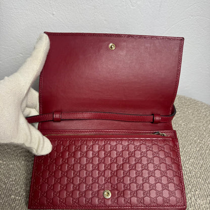 Gucci Microguccissima Geldbörse mit Riemen – Rot