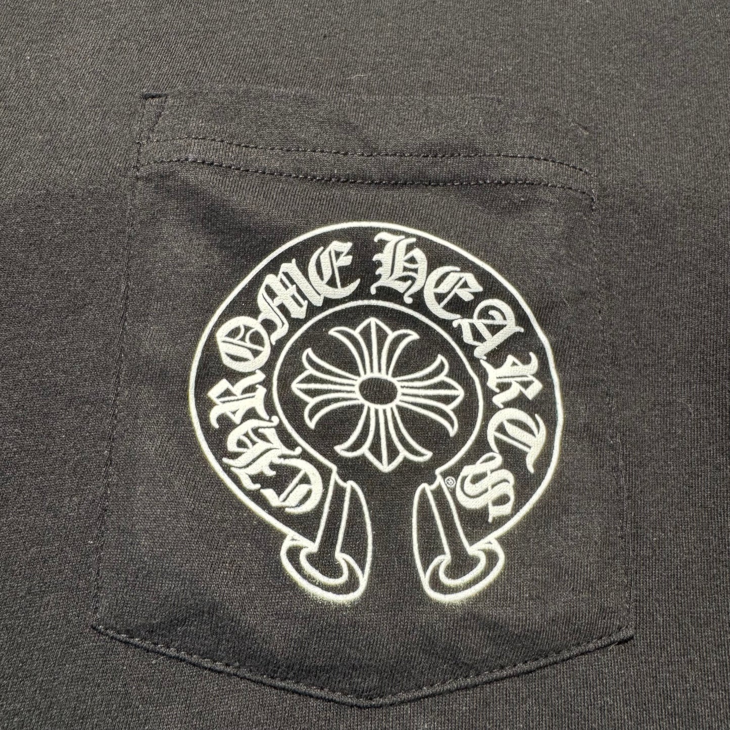 Chrome Hearts „Malibu Exclusive“ Horseshoe Logo Pocket T-Shirt – Schwarz – Größe M