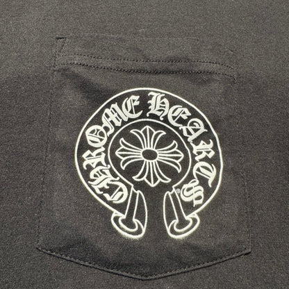 Chrome Hearts „Malibu Exclusive“ Horseshoe Logo Pocket T-Shirt – Schwarz – Größe M