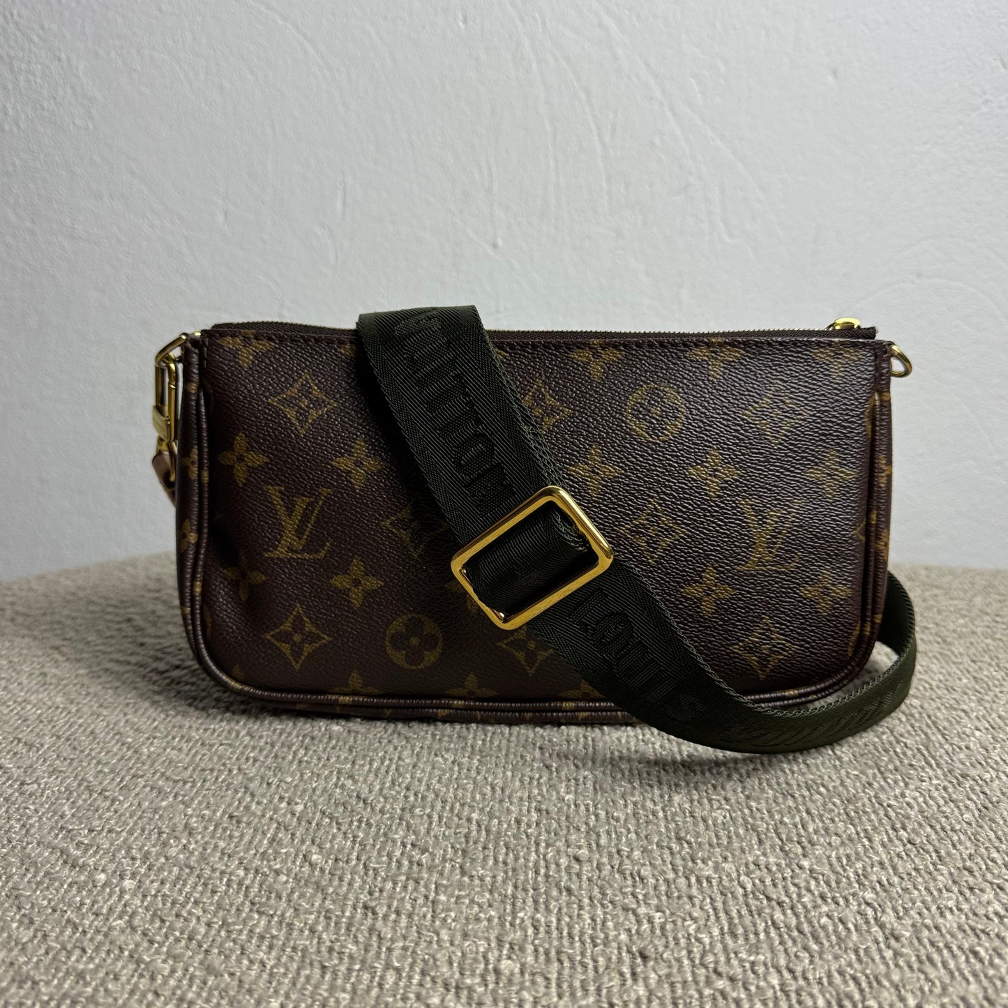 Louis Vuitton Multi Pochette Accessoires Monogram – Grüner Trageriemen