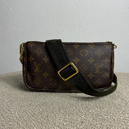 Louis Vuitton Multi Pochette Accessoires Monogram – Grüner Trageriemen