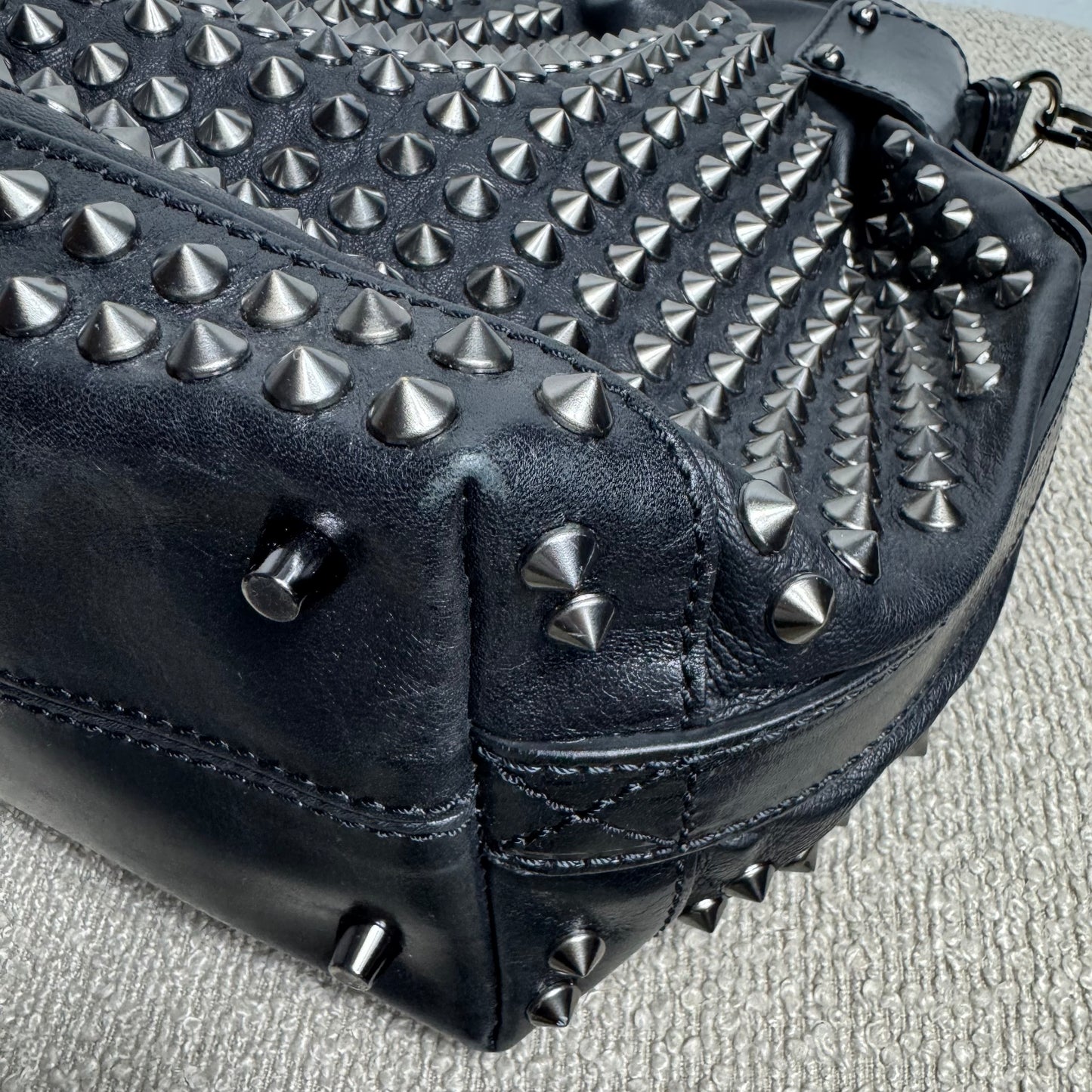 Burberry Studded Susanna Bucket Bag Leder - Schwarz