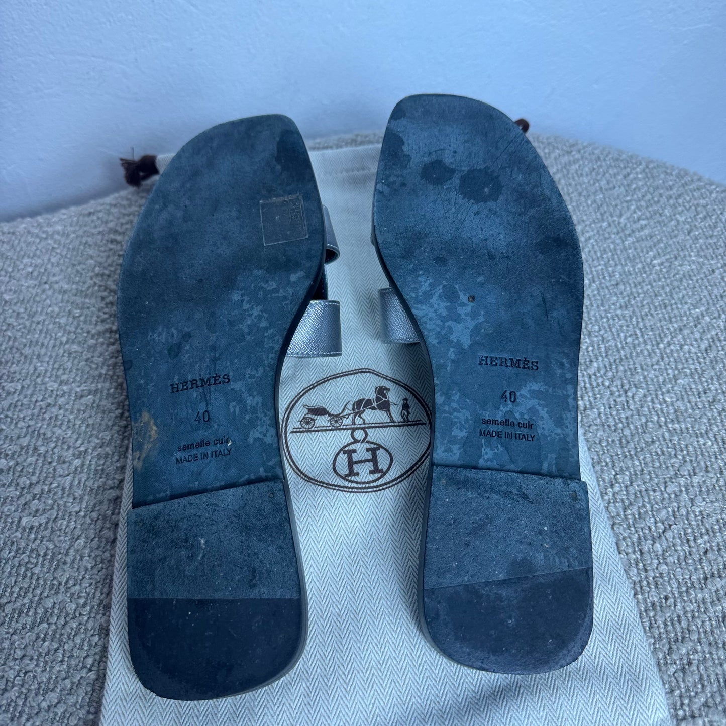 Hermès Oran Sandalen Metallic-Silber Leder Gr. 40