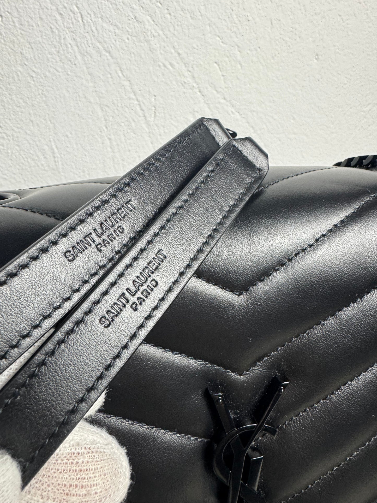 Yves Saint Laurent Loulou Medium – Schwarz mit schwarzer Hardware