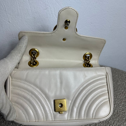Gucci GG Marmont Kleine Schultertasche – Weiß