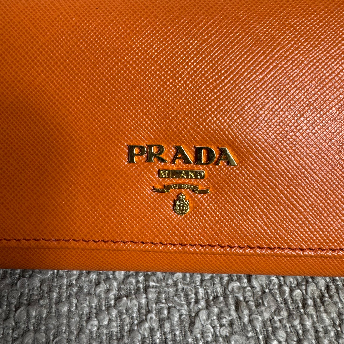 Grand portefeuille Prada en cuir Saffiano orange