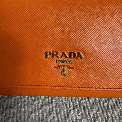 Grand portefeuille Prada en cuir Saffiano orange