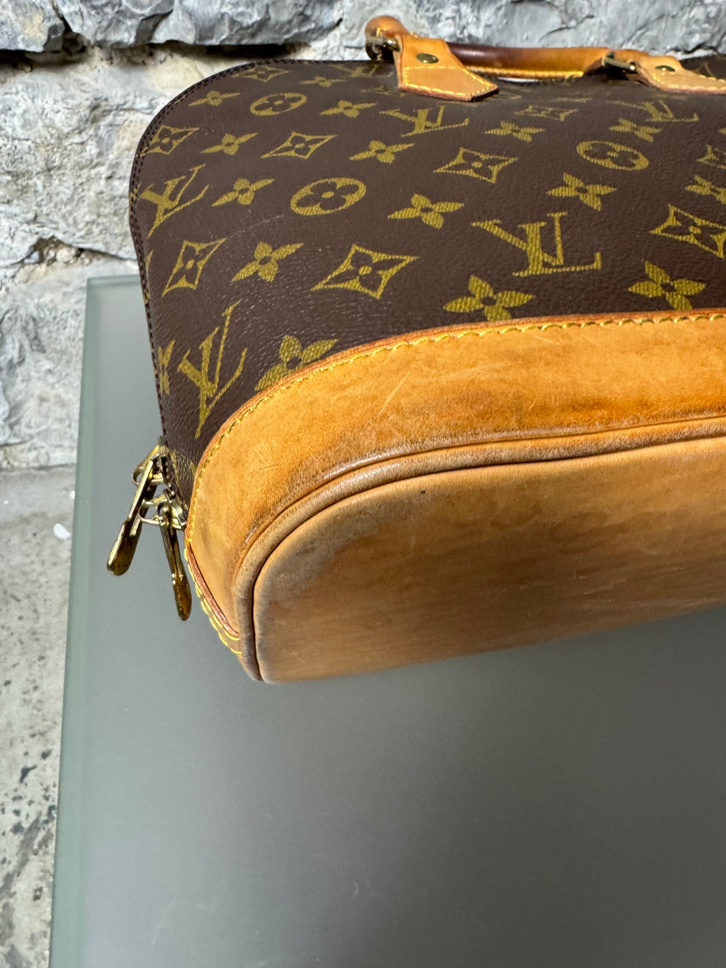 Louis Vuitton Alma Monogram mit Trageriemen