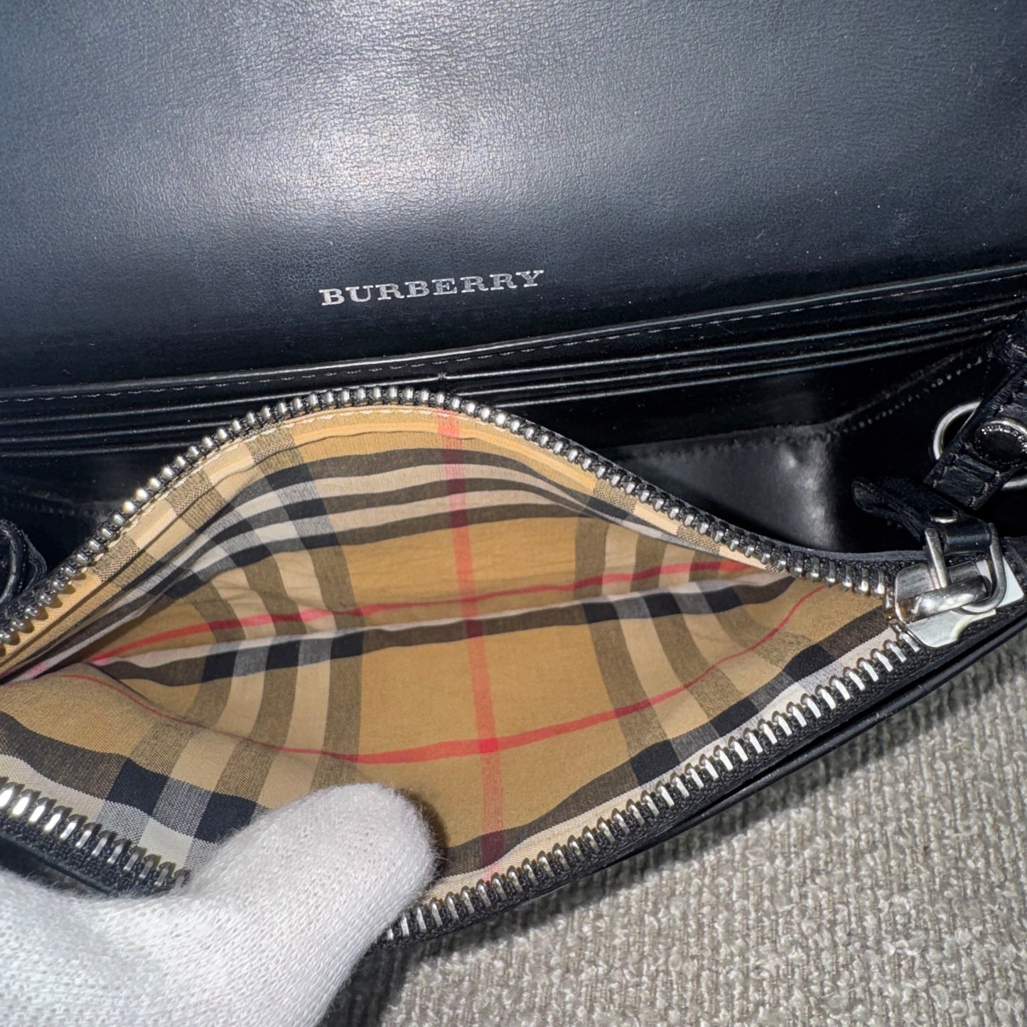 Burberry Perforated Leder Flap Shoulder Bag Schwarz