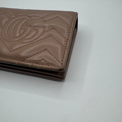 Gucci GG Marmont Kompakt-Geldbörse – Matelassé Leder Taupe