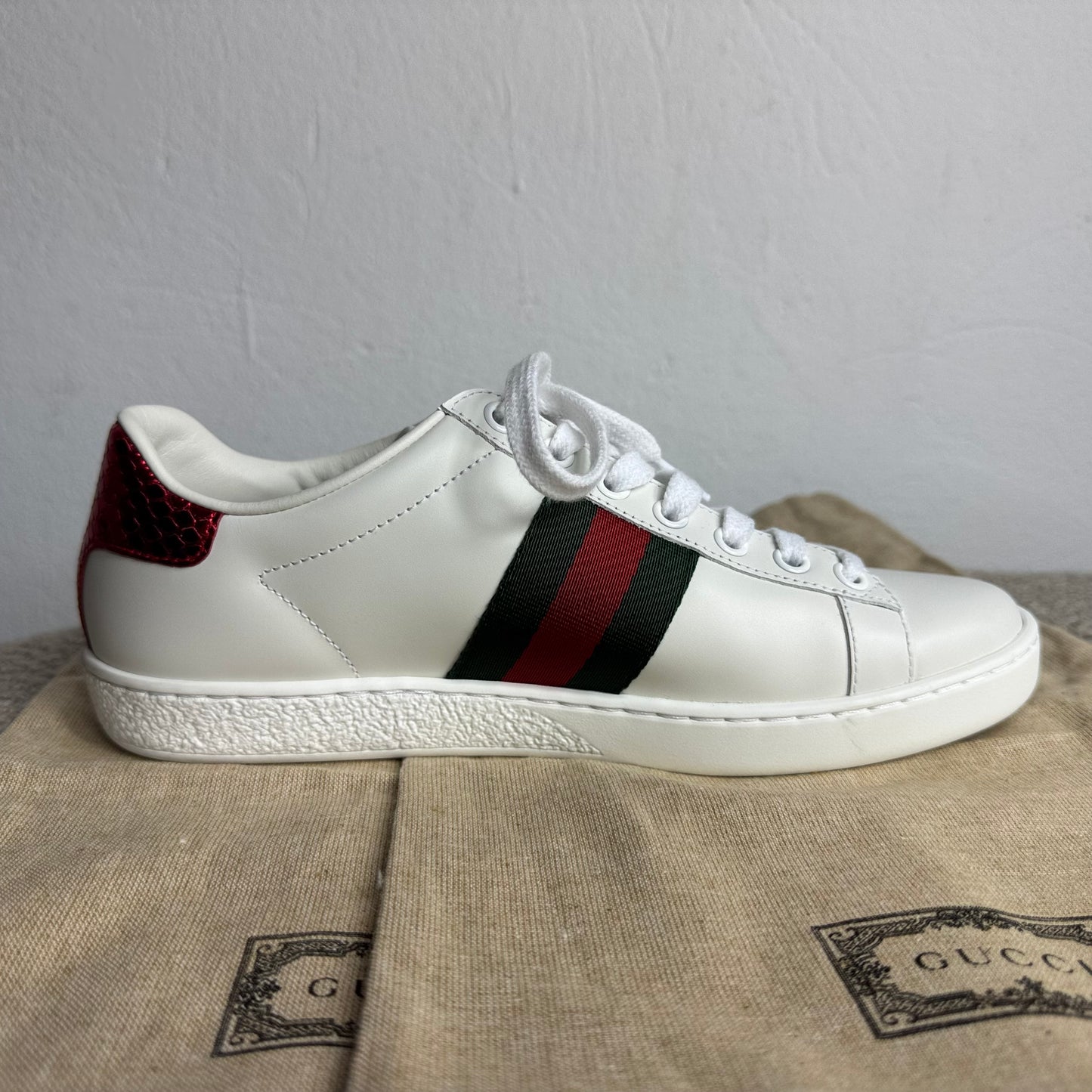 Gucci Ace Damen-Sneaker – Weiß mit Web-Streifen und Bienen-Stickerei