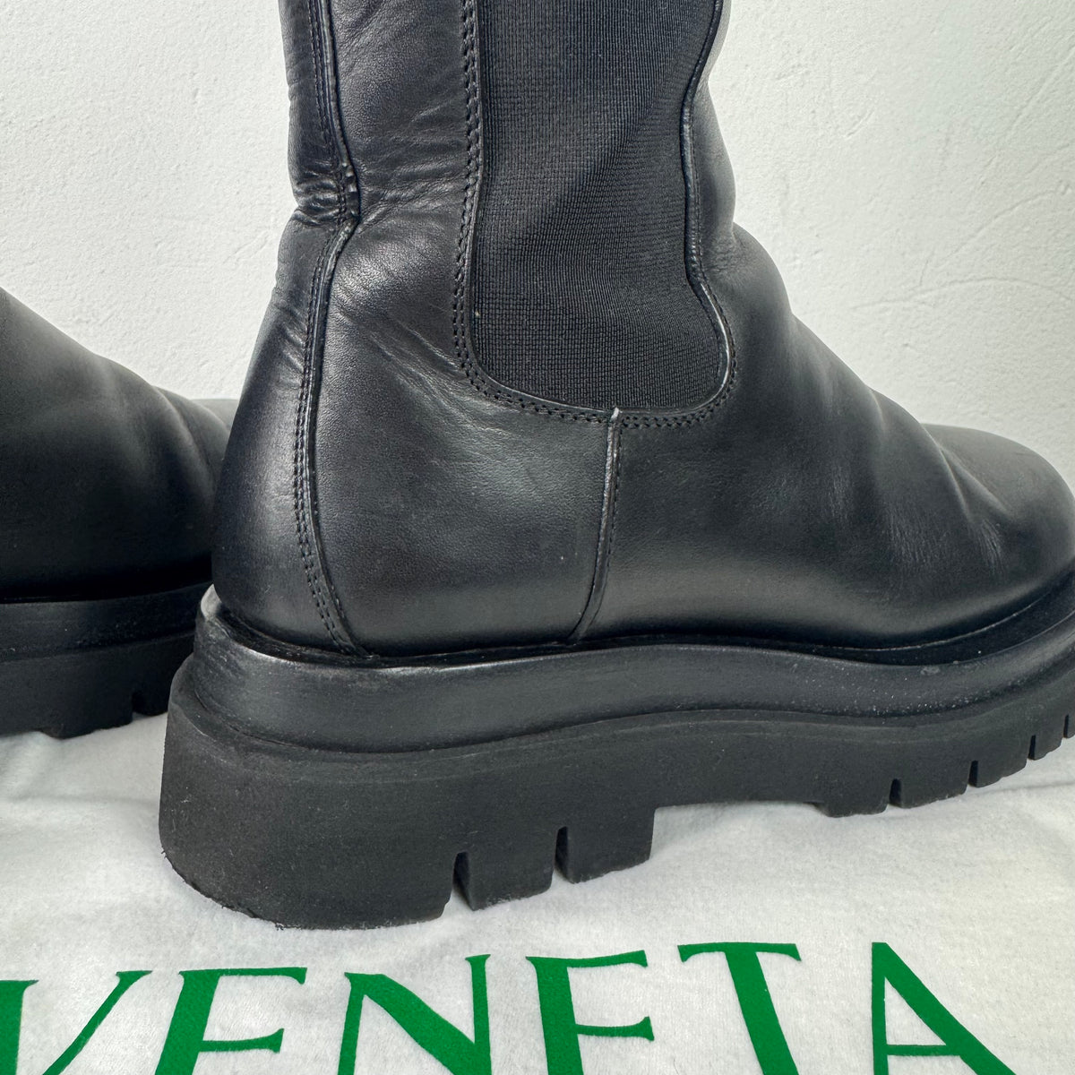 Bottega Veneta The Lug Chelsea Boots – Schwarzes Leder – Gr. 38