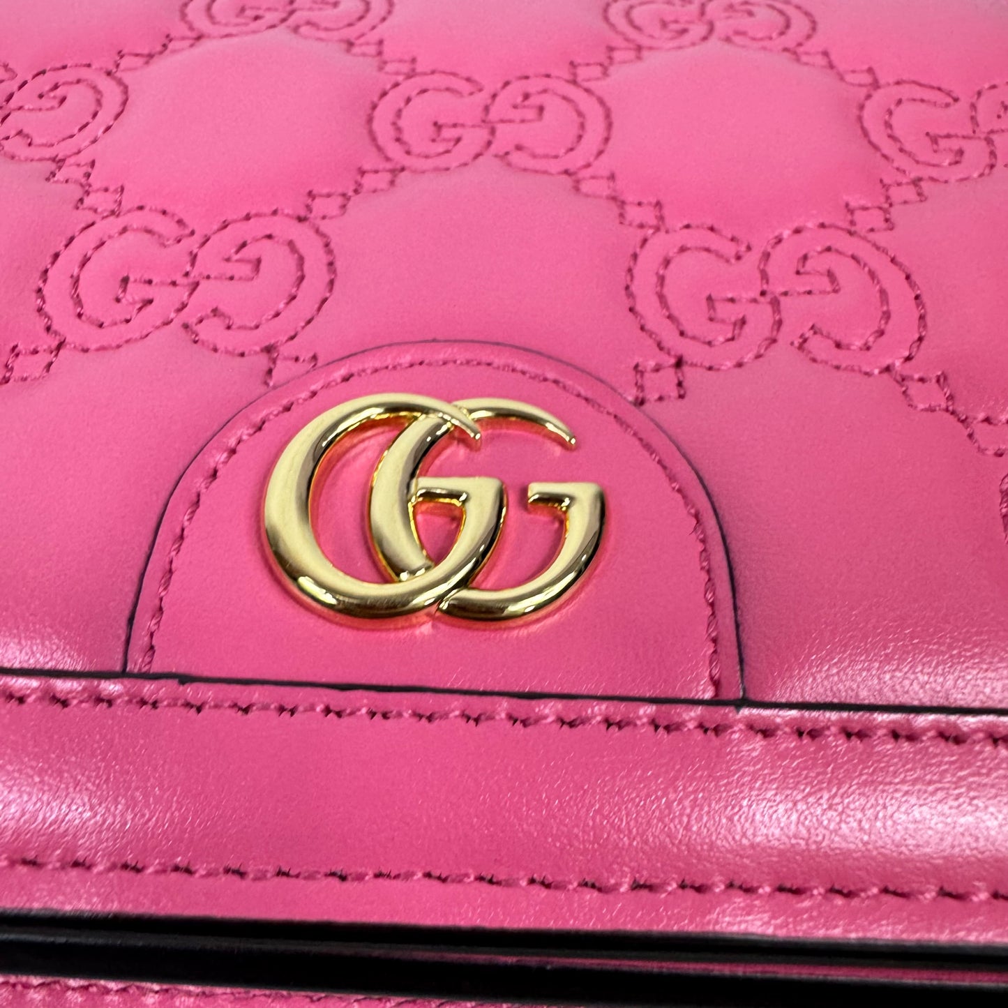 Gucci GG Matelassé Chain Wallet – Pink