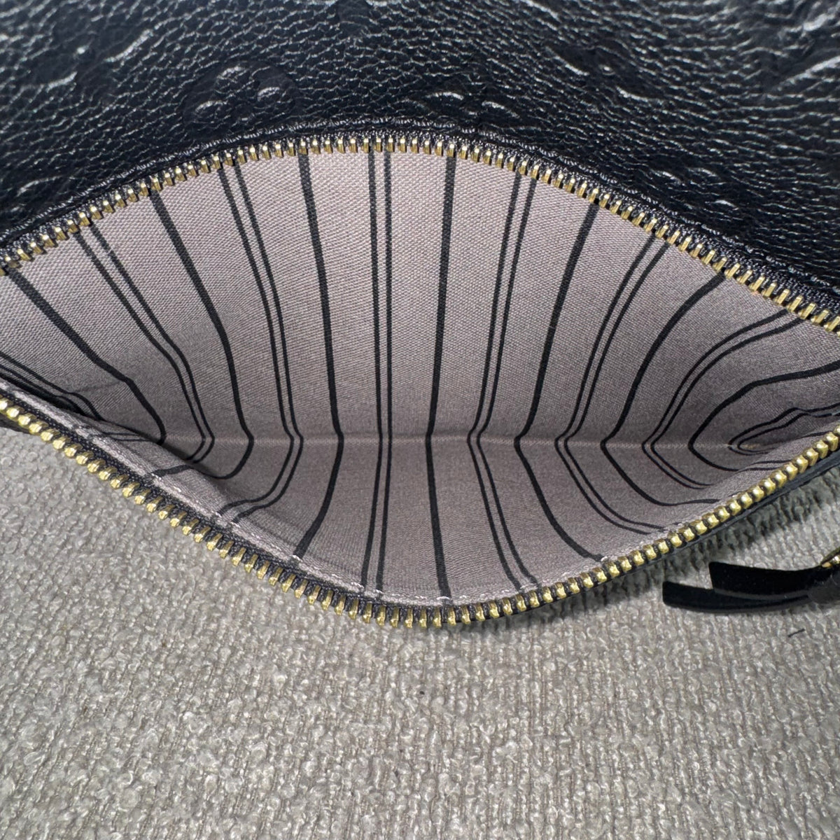 Louis Vuitton Pochette Métis – Monogram Empreinte Leder Schwarz