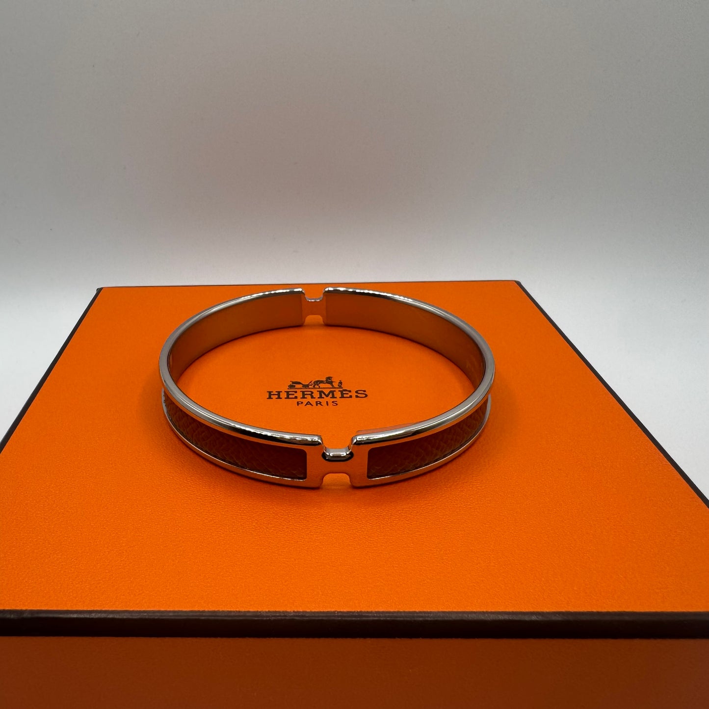 Hermès Olympe Armreif T3 - Silberfarben mit braunem Leder