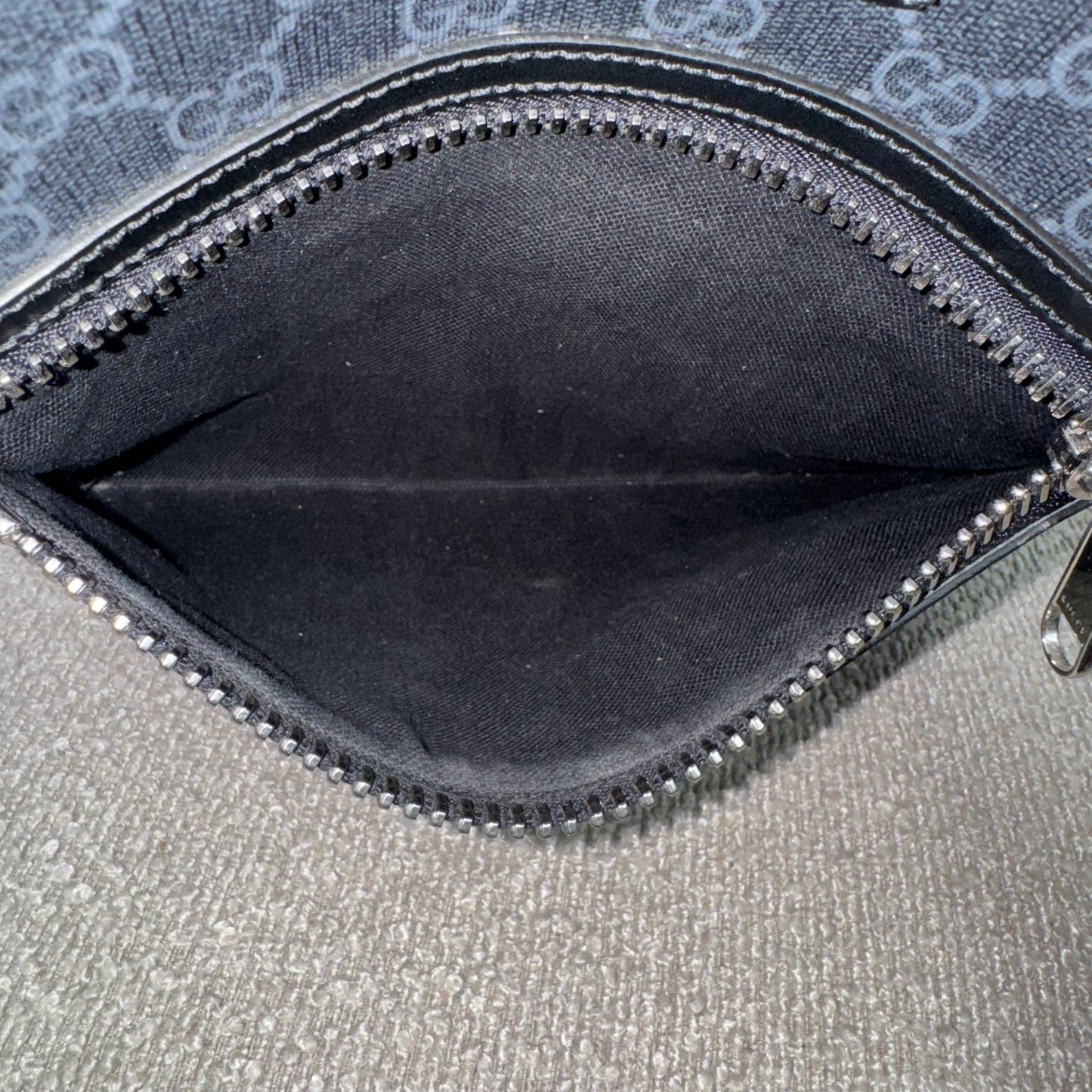 Gucci GG Supreme Messenger Tasche – Schwarz / Grau