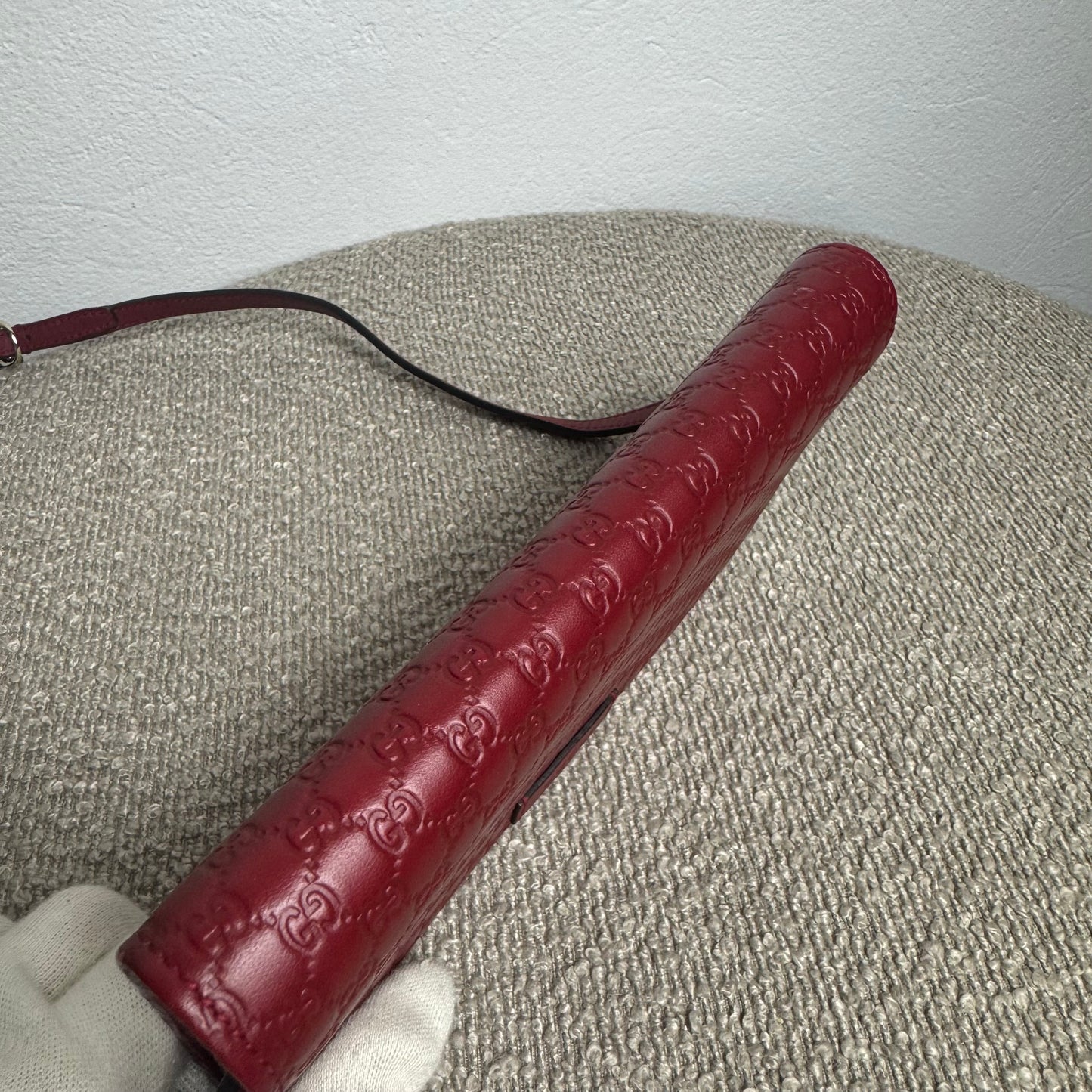 Gucci Microguccissima Geldbörse mit Riemen – Rot