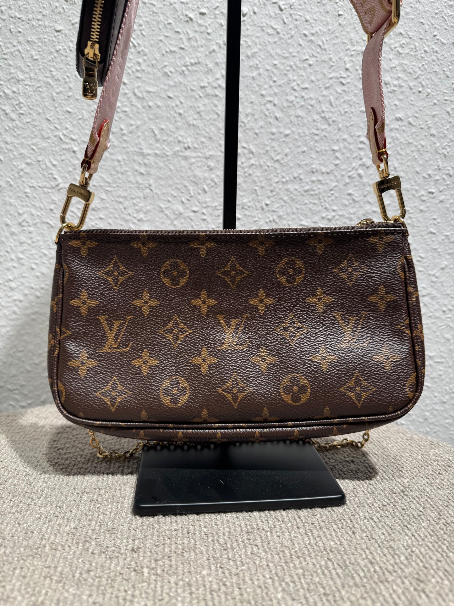 Louis Vuitton Multi Pochette Accessoires – Monogram mit rosa Schulterriemen
