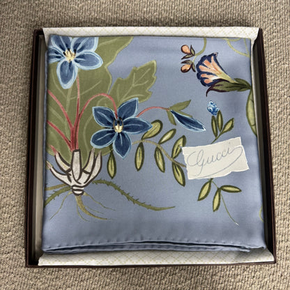Foulard en soie Gucci Flora "Jardin et Insectes" – Lavande/Bleu clair