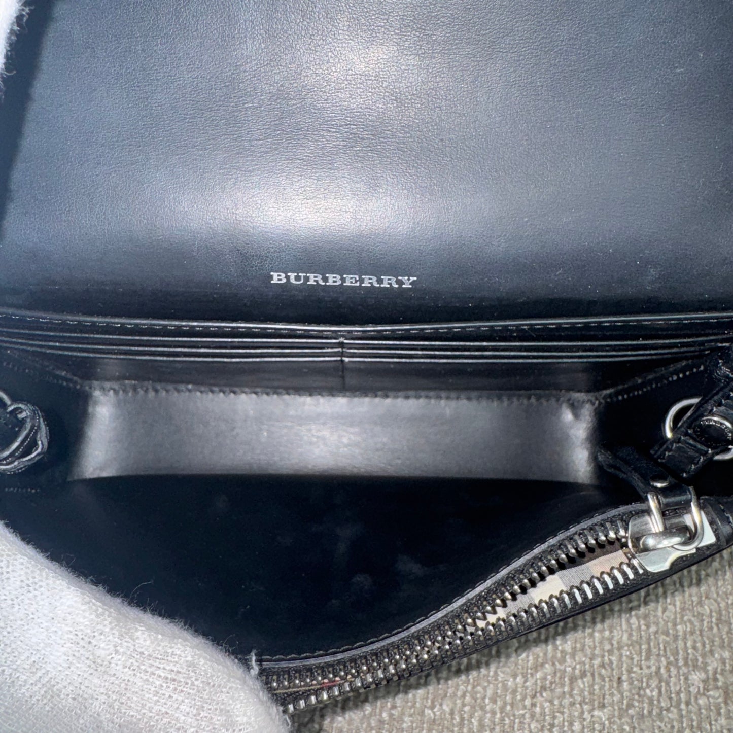 Burberry Perforated Leder Flap Shoulder Bag Schwarz