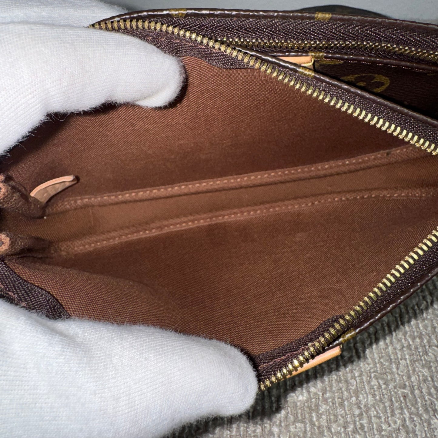 Louis Vuitton Multi Pochette Accessoires Monogram – Grüner Trageriemen