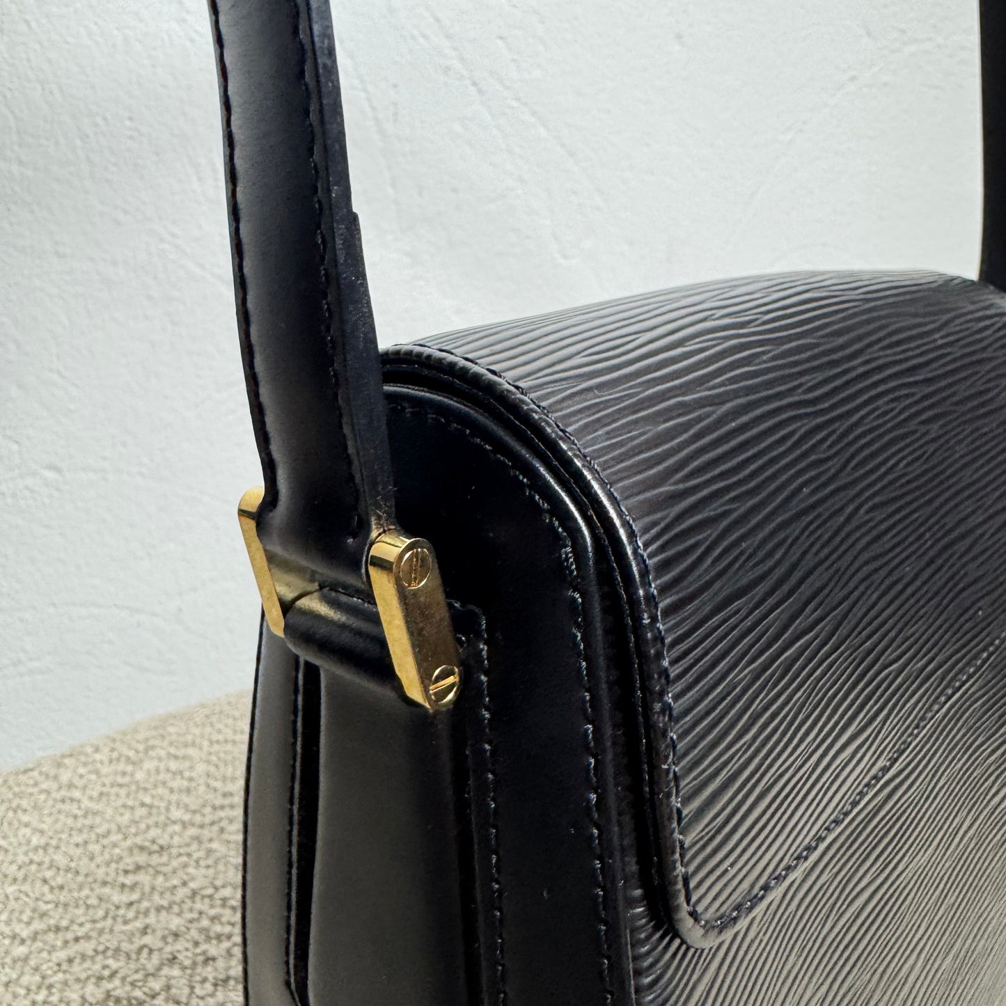 Louis Vuitton Buci Schultertasche – Epi Leder Schwarz