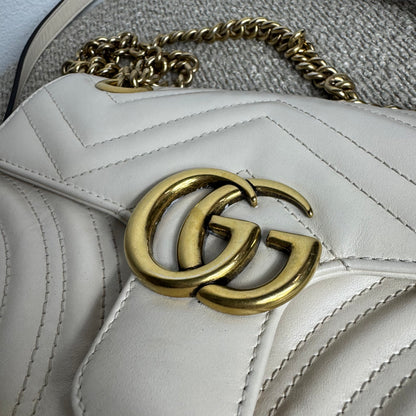 Gucci GG Marmont Kleine Schultertasche – Weiß