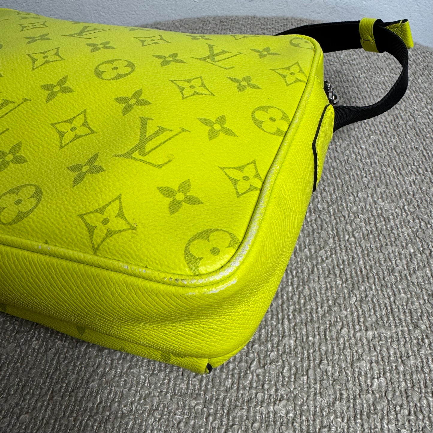 Louis Vuitton Outdoor Messenger Bag – Taïgarama Neon Gelb