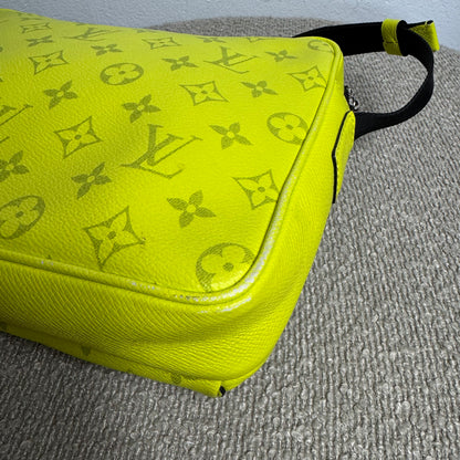 Louis Vuitton Outdoor Messenger Bag – Taïgarama Neon Gelb