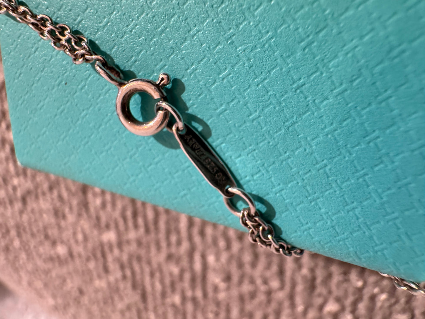 Tiffany & Co Armband mit Love-Herzanhänger und Schlüssel in Silber