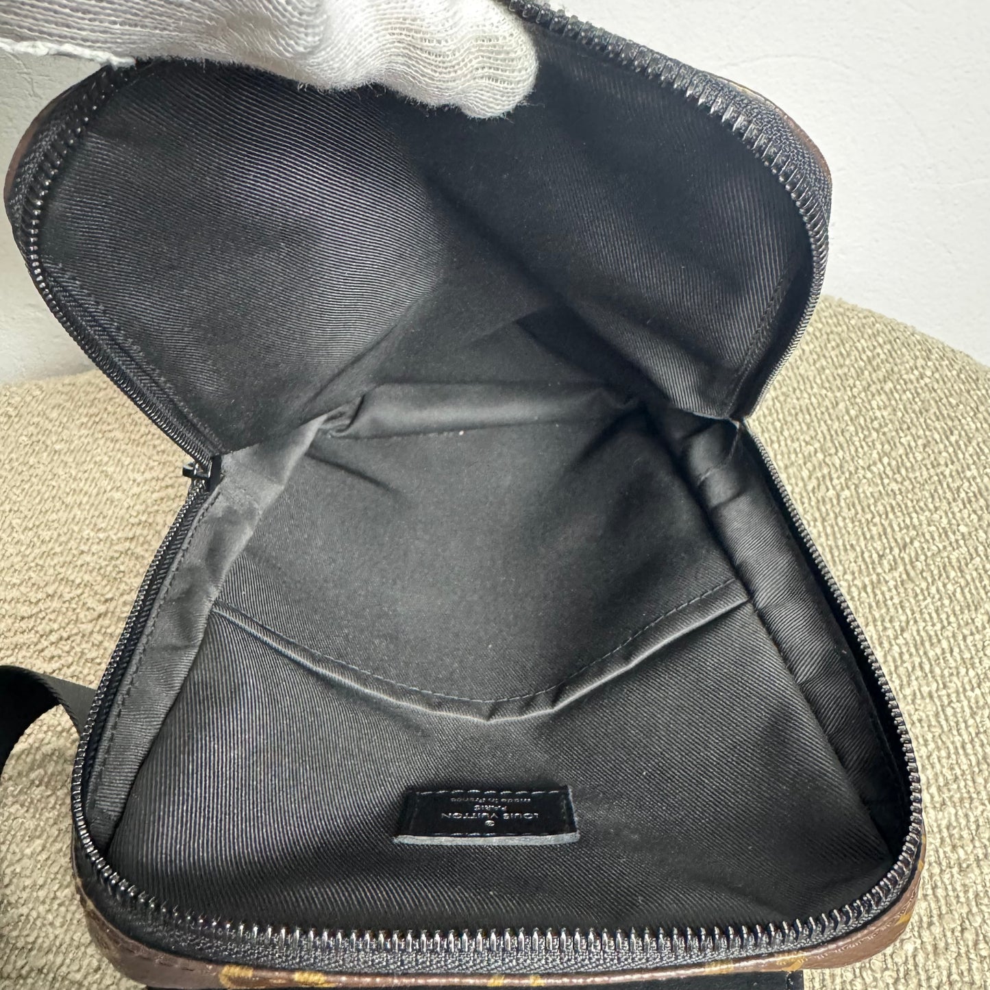 Louis Vuitton Avenue Sling Bag – Monogram