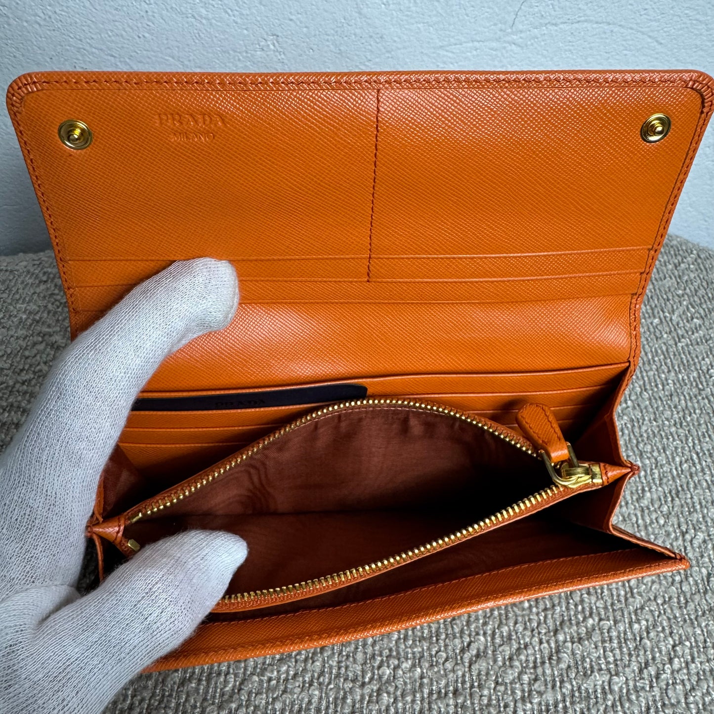 Grand portefeuille Prada en cuir Saffiano orange