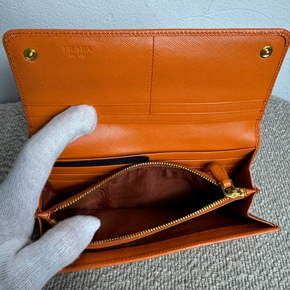 Grand portefeuille Prada en cuir Saffiano orange
