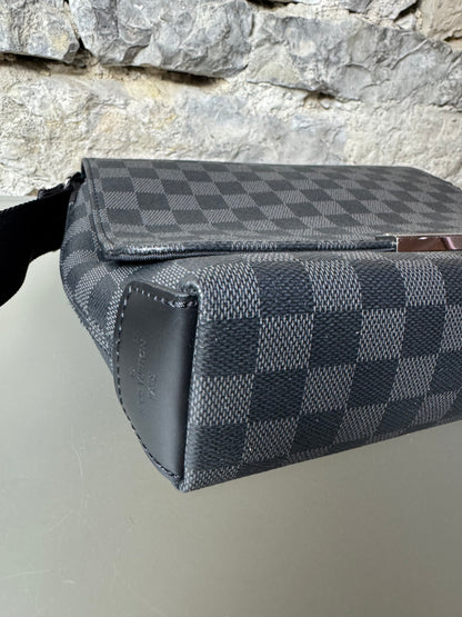 Louis Vuitton District PM Umhängetasche Damier Graphit