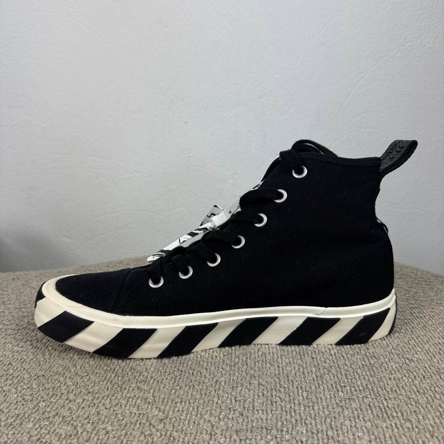 Off-White High-Top Sneaker – Schwarz / Weiß – Größe 43