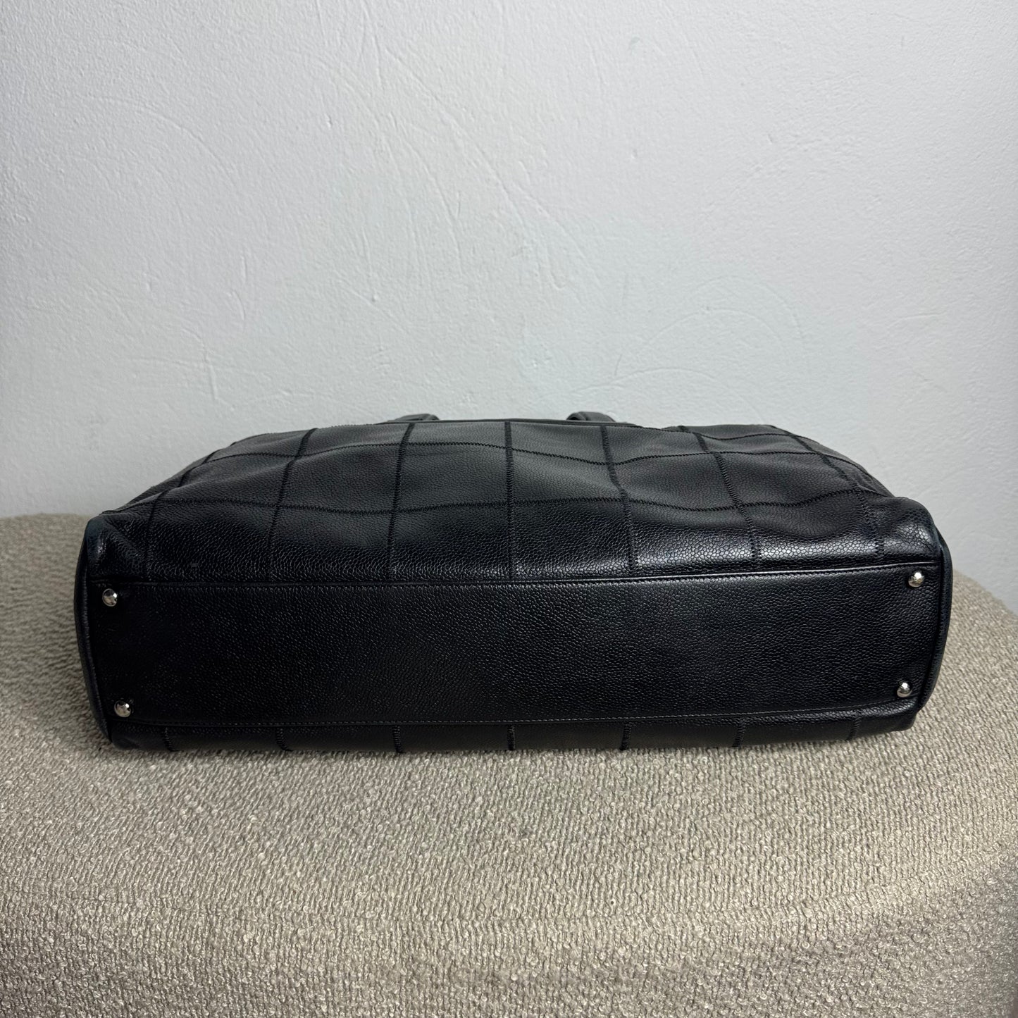 Chanel Chocolate Bar Caviar Embossed Logo Bowling Bag Schwarz