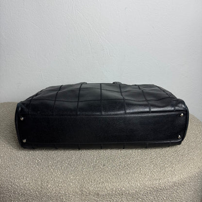 Chanel Chocolate Bar Caviar Embossed Logo Bowling Bag Schwarz