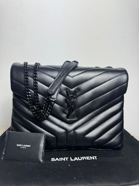 Yves Saint Laurent Loulou Medium – Schwarz mit schwarzer Hardware