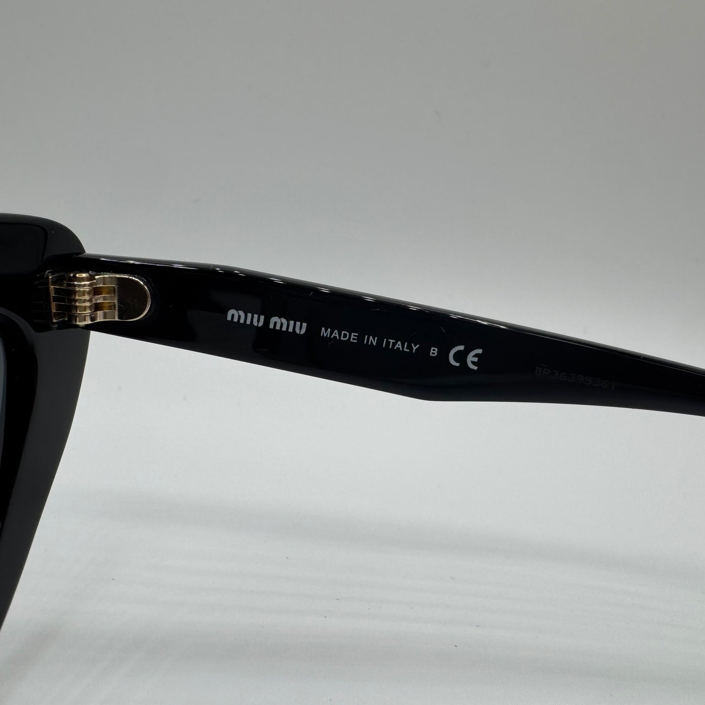 Miu Miu Cat Eye Sonnenbrille – Schwarz SMU 01V