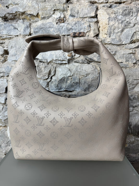 Louis Vuitton Why Knot MM – Galet Mahina Leder